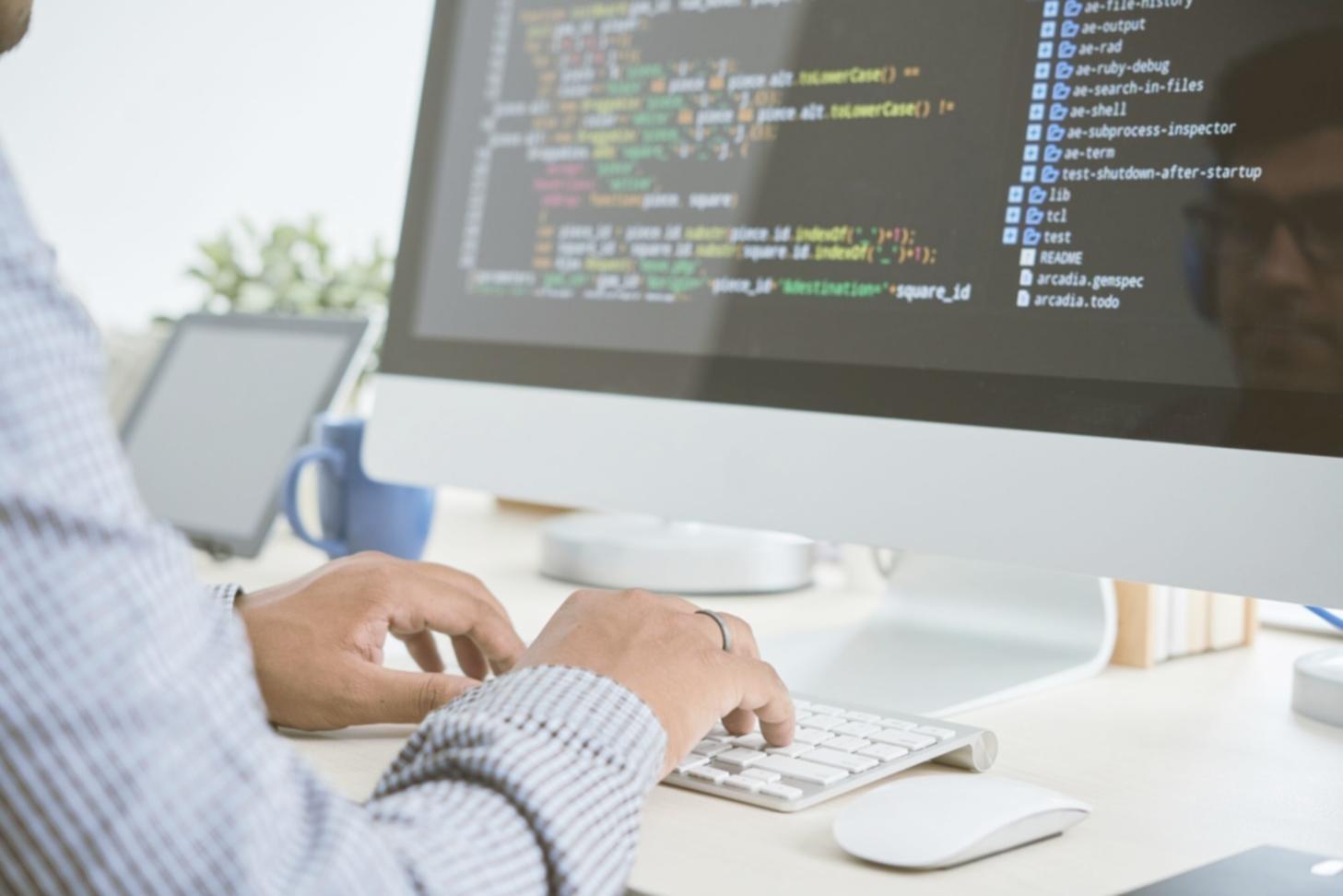 Ambiente di workshop tecnico con focus su analisi dati e testing strategie di monetizzazione