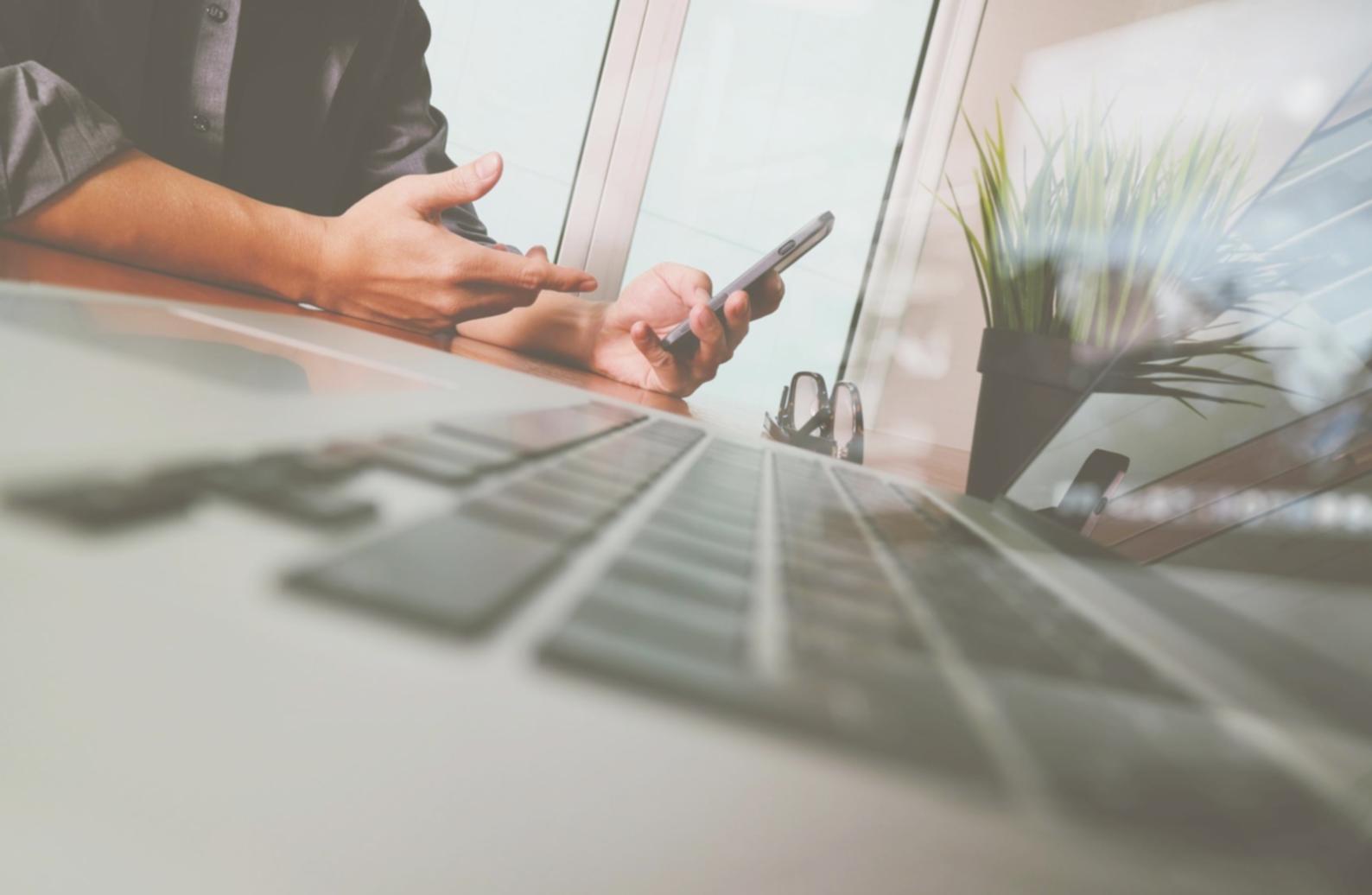 Sessione pratica di workshop su monetizzazione mobile con partecipanti che analizzano dati e strategie